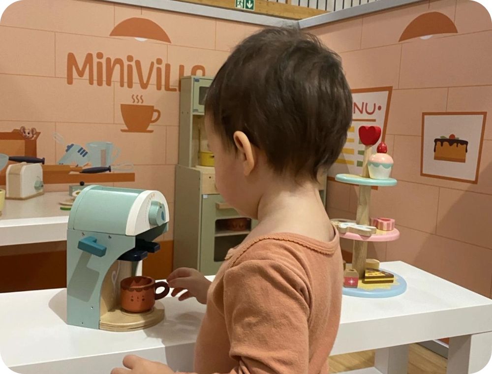 Enfant jouant à la cuisine dans les 24 univers Miniville