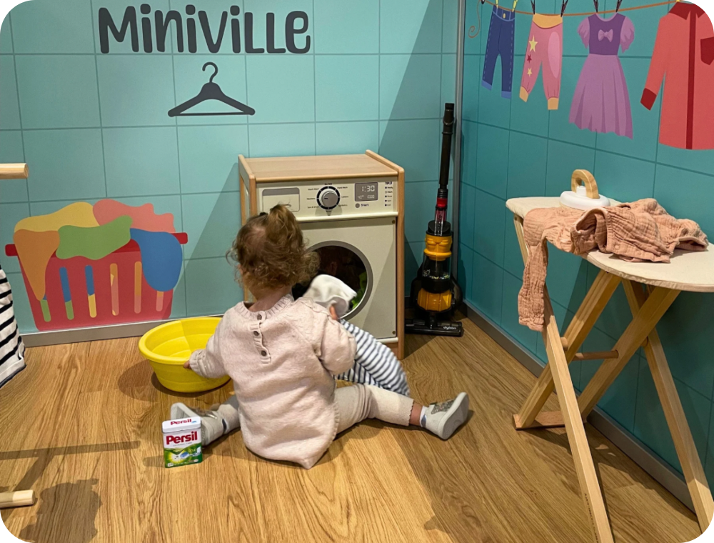 Enfant découvrant l'aventure Miniville au Signal de Bougy