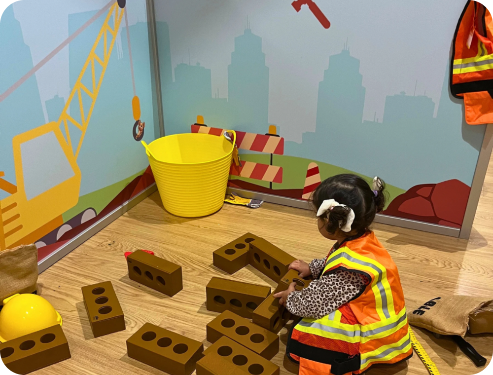 Enfant sur un chantier de construction Miniville Signal de Bougy