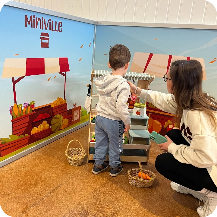 Famille profitant de Miniville au Signal de Bougy
