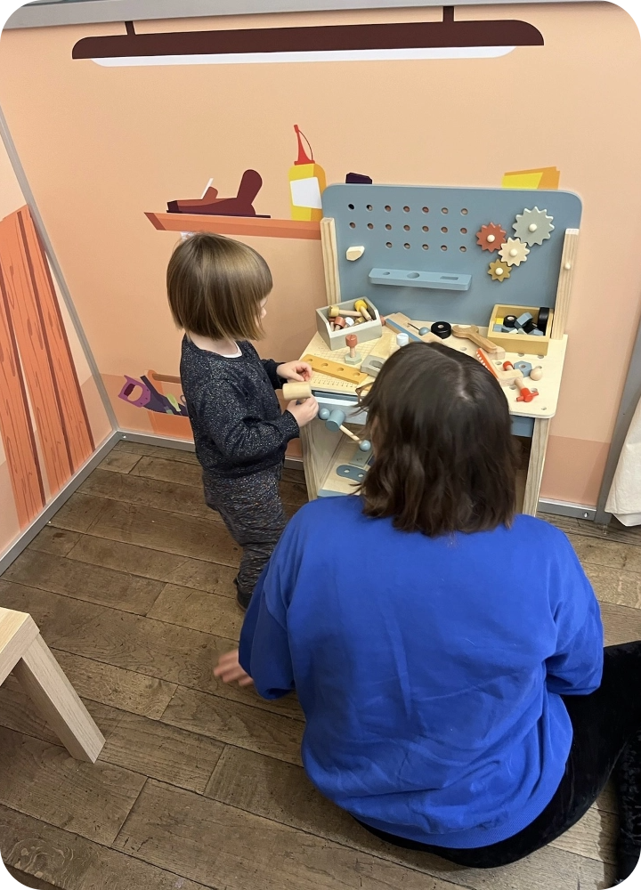 Enfant créatif devant un tableau à Miniville Signal de Bougy