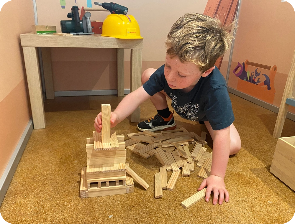 Garçon jouant à la construction Miniville Signal de Bougy